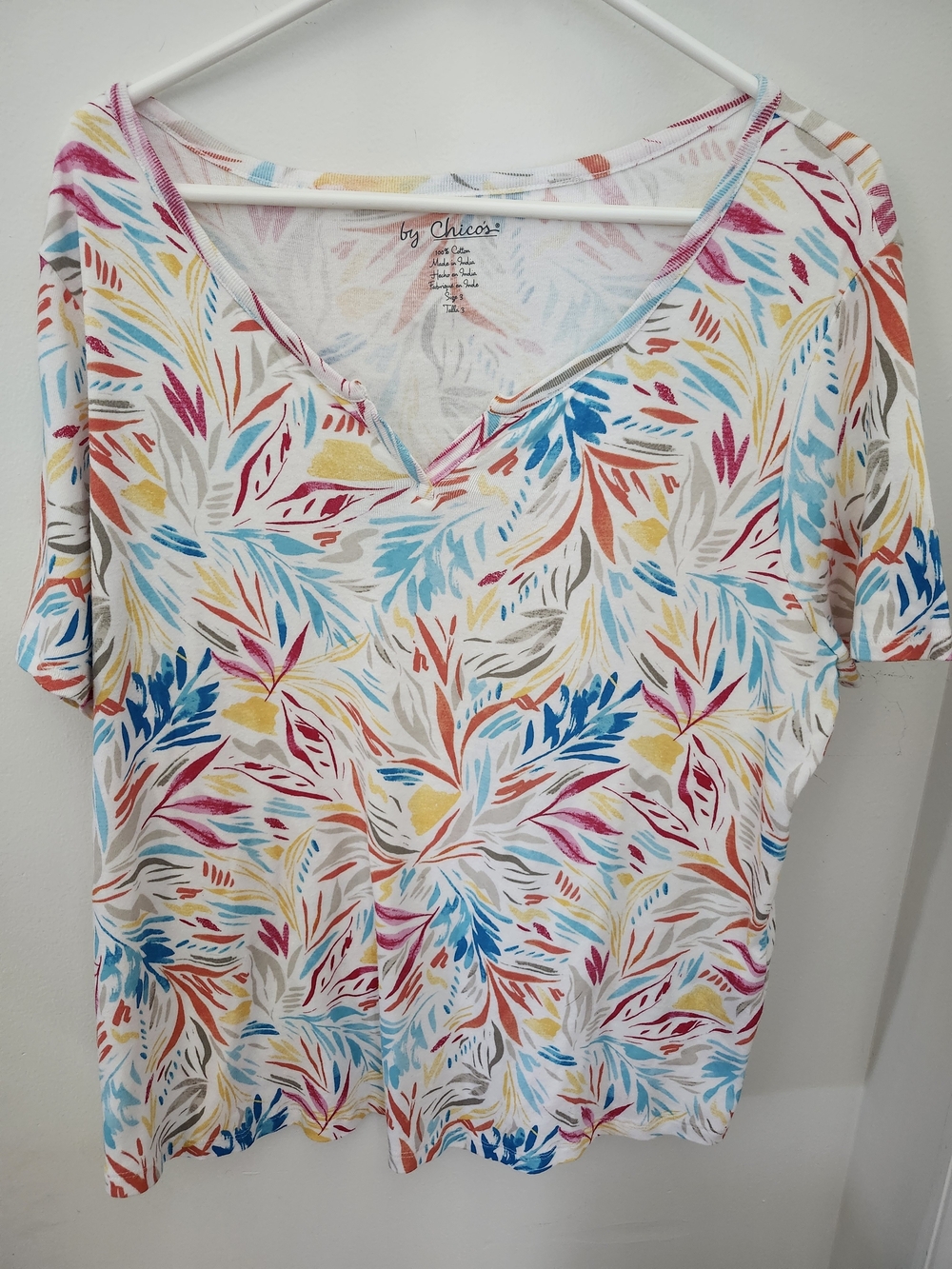 Chico's White Multicolor Leaf-Print V-Neck Tee